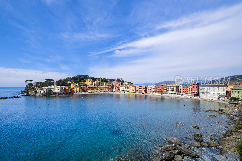 位于Sestri Levante的Baia del Silenzio(沉默湾)，周围是特色的彩色建筑——意大利利古里亚